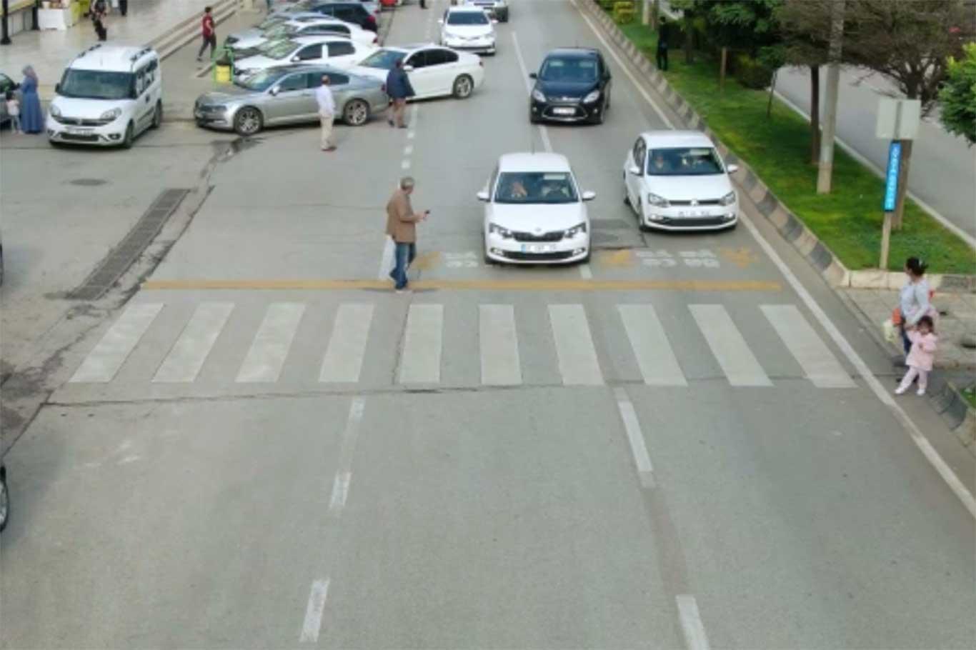 Yayalara yol vermeyen 23 sürücüye para cezası Yayalara yol vermeyen 23 sürücüye para cezası